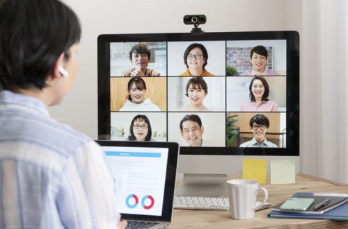 リモートワーク中の男性