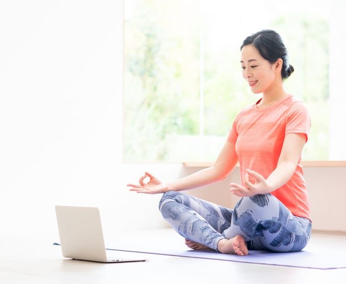 ヨガをする女性