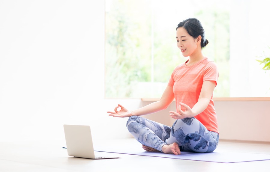 ヨガをする女性