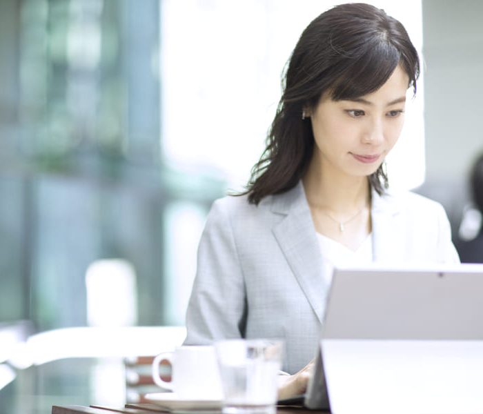 仕事をする女性