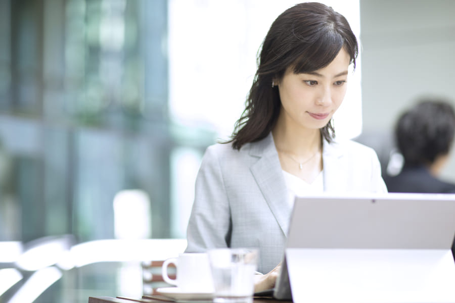 仕事をする女性