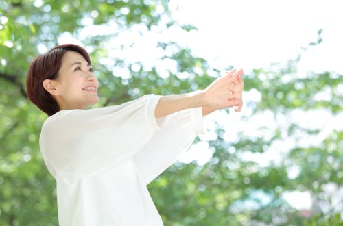 ストレッチする女性