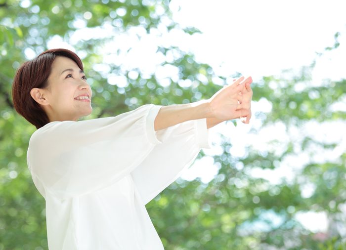 ストレッチする女性