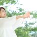 ストレッチする女性